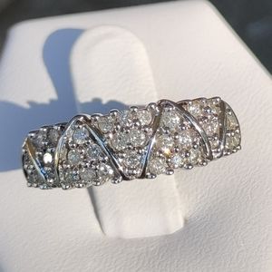 Beautiful 10K 1CTW Diamond Ring/Band